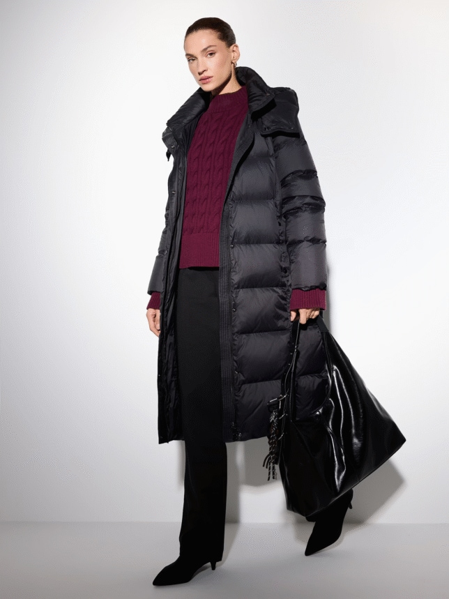 Czarny pikowany płaszcz z naturalnym puchem MOHITO na modelce