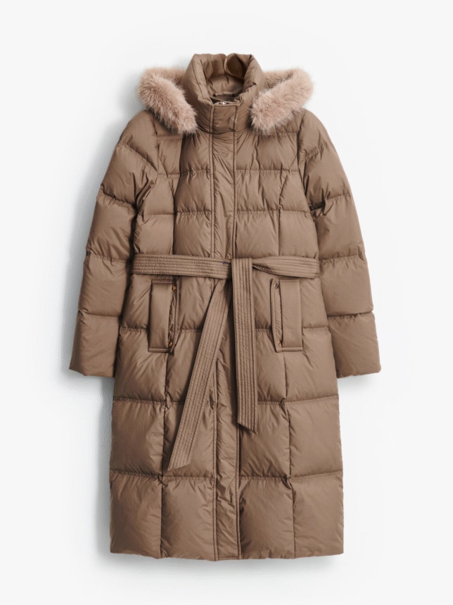 Elegancki płaszcz damski na zimę z futerkiem przy kapturze, wiązaniem w tali