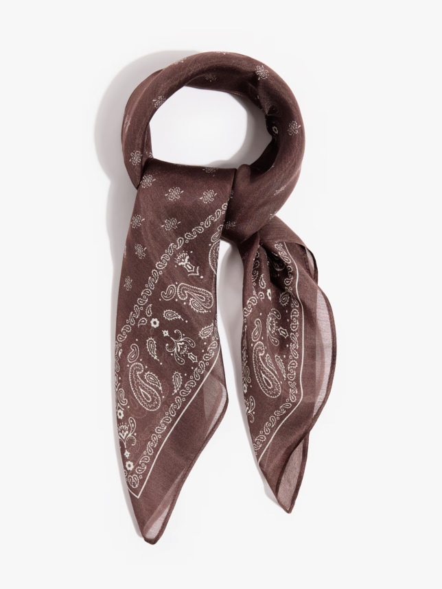 Brązowa damska apaszka idealna do niebieskich ubrań