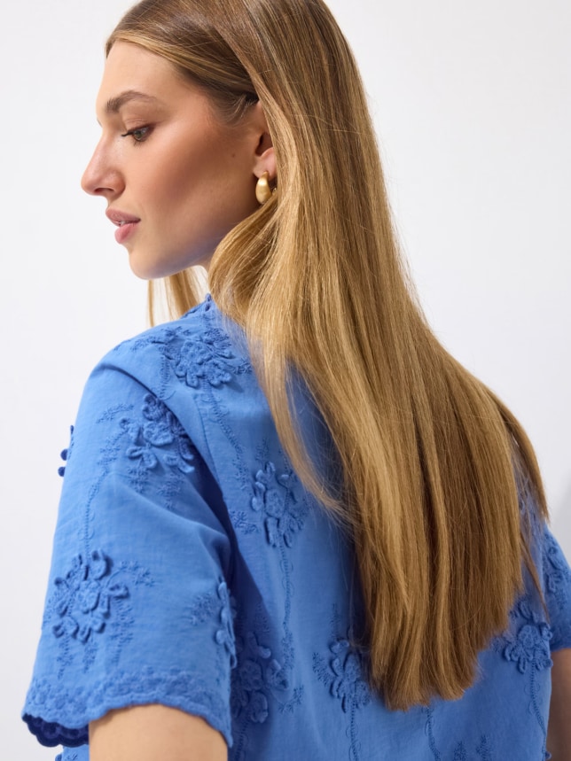 Lazurowa koszula z krótkim rękawem z haftem idealna na lato.