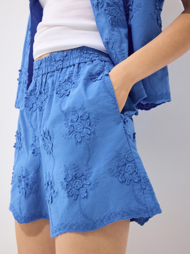 Lazurowe spodenki z haftem idealne na lato