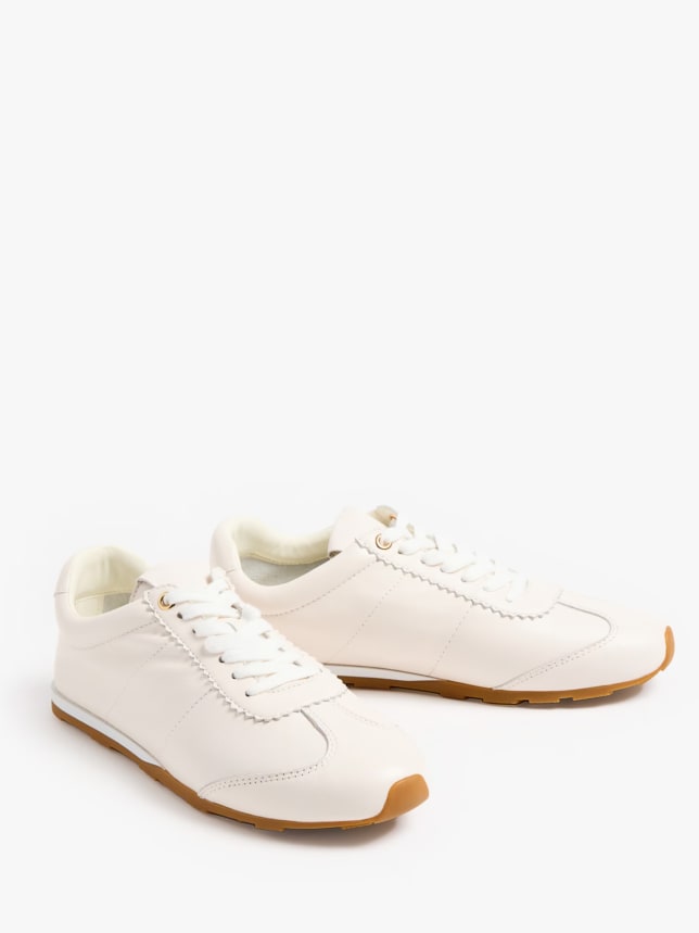 Buty typu sneakersy, wykonane ze skóry.
