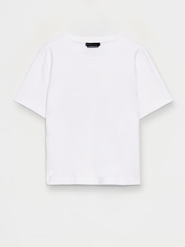 T-shirt z okrągłym dekoltem i krótkimi rękawami. Uszyty z grubej, przyjemnej w dotyku bawełny.
