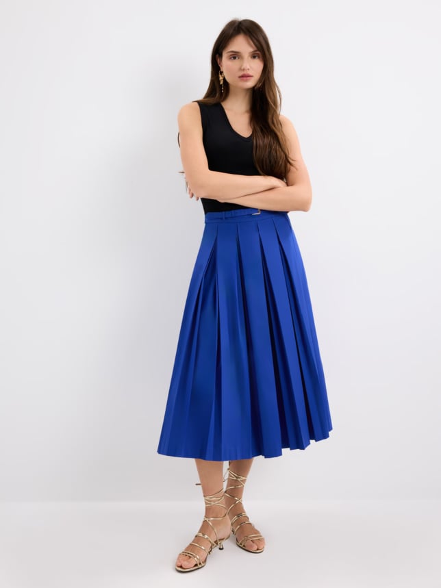 Stylizacja damska spódnica kobaltowa midi z czarną bluzką na ramiączkach.