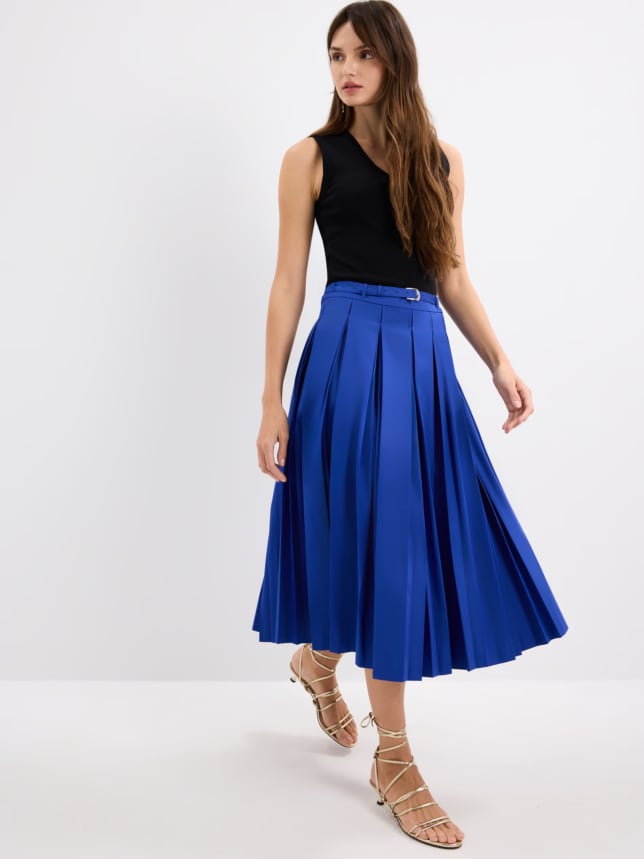 Modelka w spódnicy kobaltowej i w czarnej bluzki