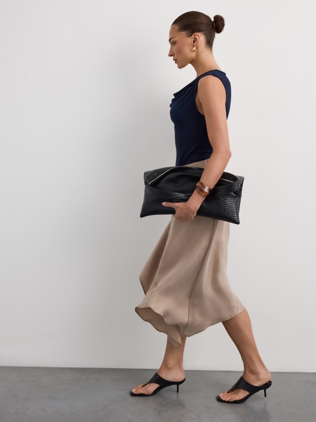 Asymetryczna spódnica o długości midi, uszyta z mieszanki cupro i wiskozy.
