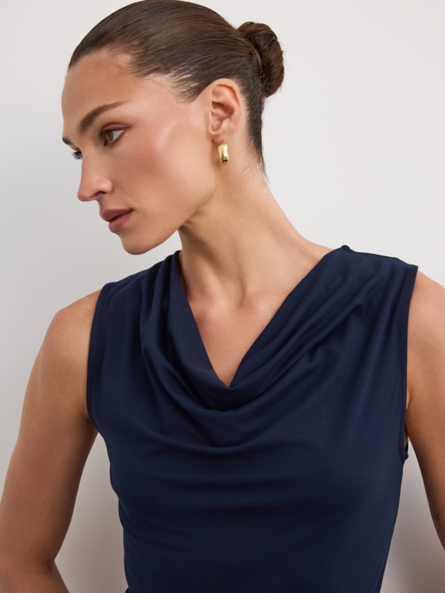 Bluzka granatowa z lejącym dekoltem i ozdobnym drapowaniem. Uszyta w 95% z wiskozy.
