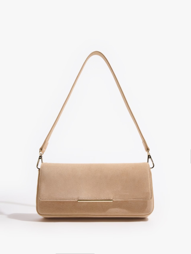 Beżowa damska torebka idealnie komponuje się z granatowymi ubraniami