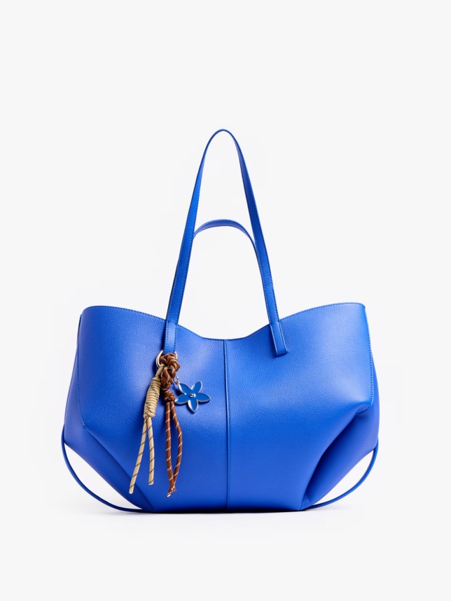 Kobaltowa torebka shopper z brelokiem
