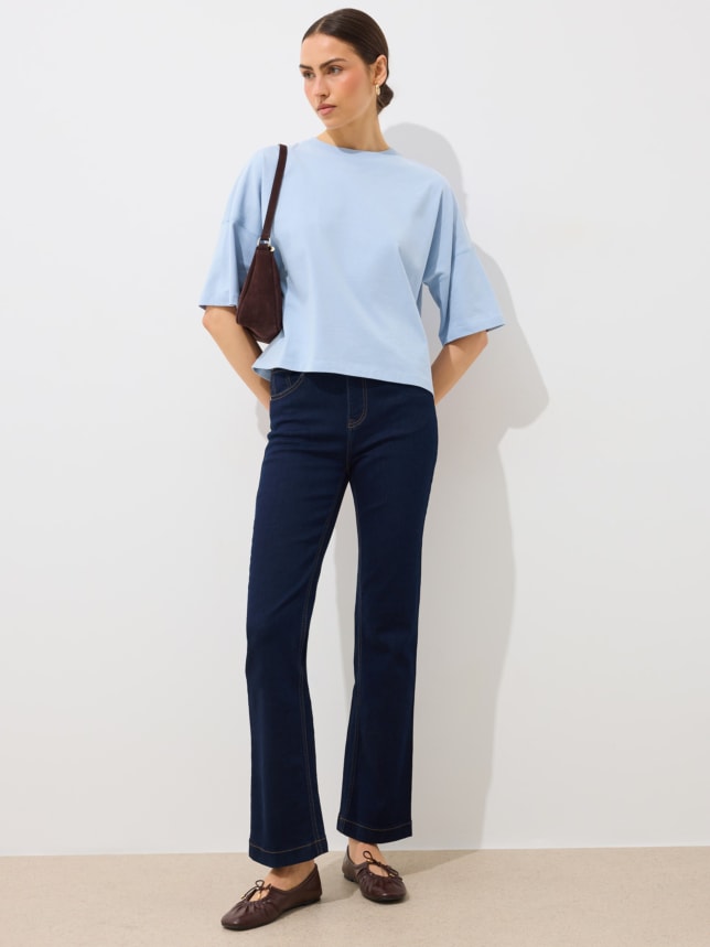 Stylizacja niebieski t-shirt z jeansami i brązowymi balerinami