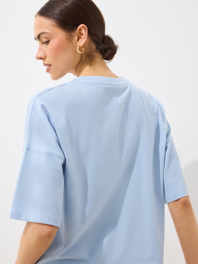 Niebieski bawełniany t-shirt pasuje do brązowych ubrań i dodatków