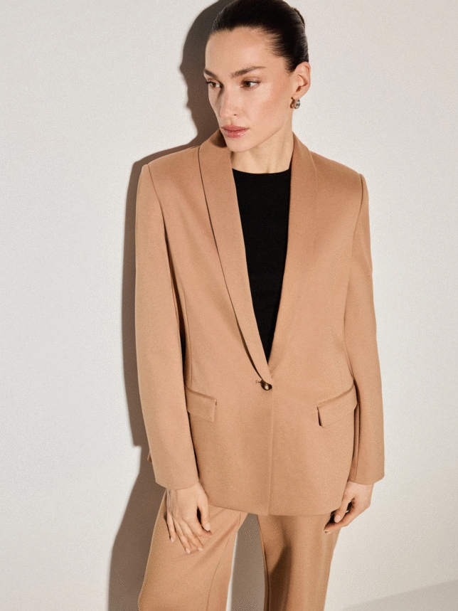 Beżowa, piękna Klasyczna marynarka z zapięciem na guzik.
