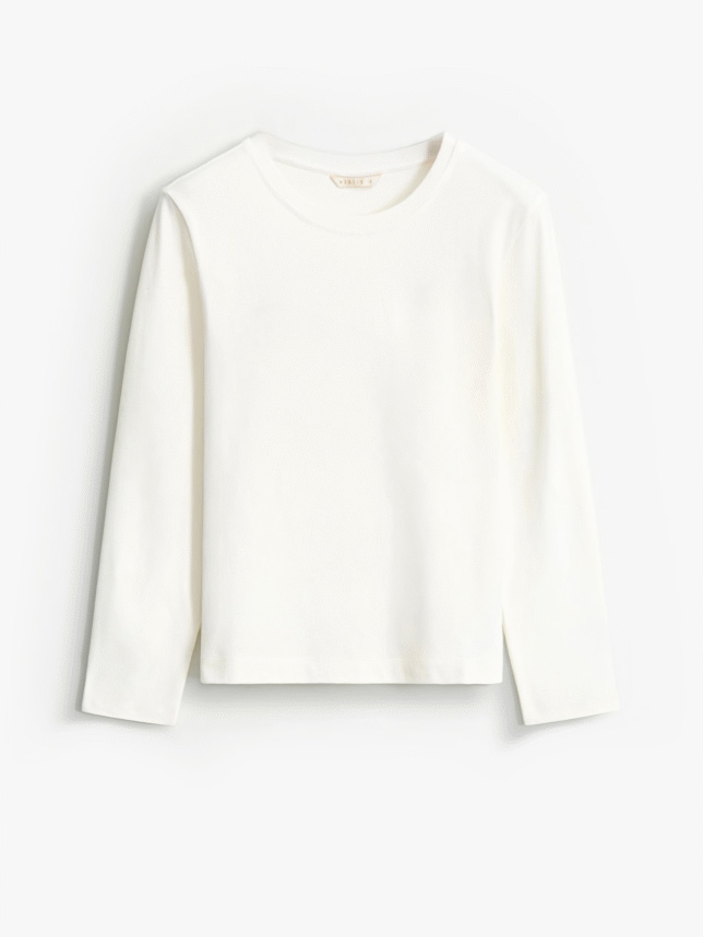 Bawełniany longsleeve z długimi rękawami i okrągłym dekoltem.
 Idealna baza do tworzenia stylizacji old money