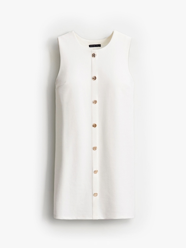 Sukienka o kroju litery A i długości mini. Posiada ozdobne guziki z przodu.
