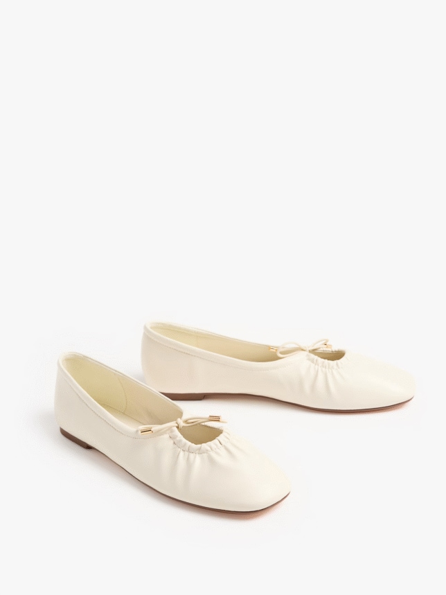 Baleriny z ozdobnymi marszczeniami i wiązaniem.
