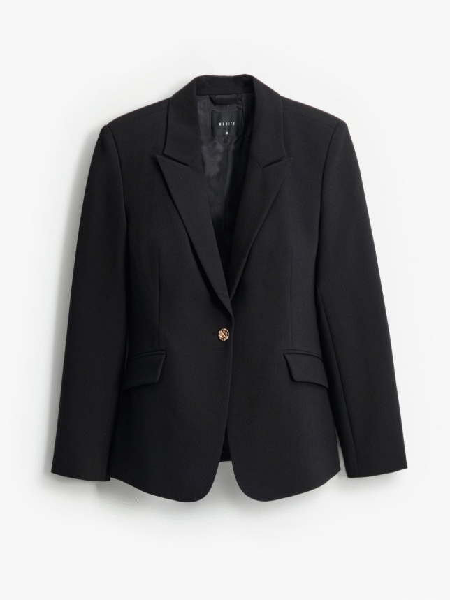 Krótka marynarka z zapięciem na ozdobny guzik z przodu.
