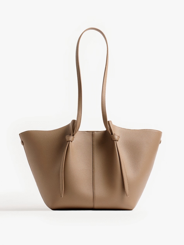 Torebka shopper z kosmetyczką. Posiada zapięcie na magnes.
