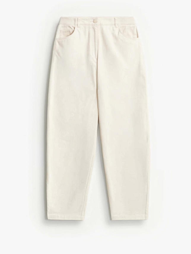 Beżowe Spodnie o kroju barrel z prostą nogawką. Posiadają zapięcie na zamek i guzik 97% bawełna