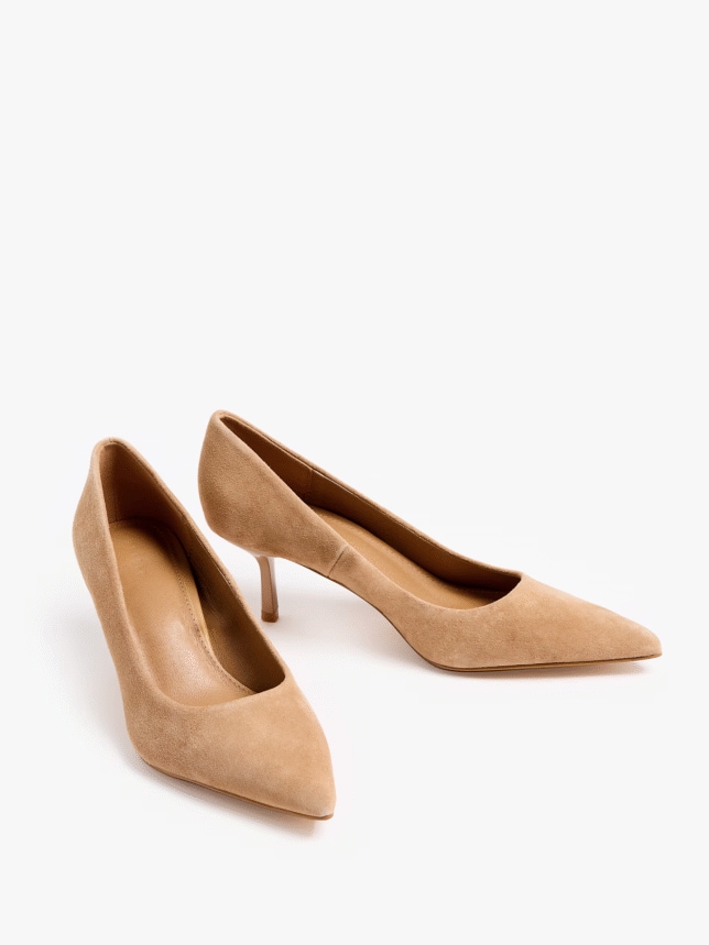 Skórzane czółenka w kolorze beżowym.
