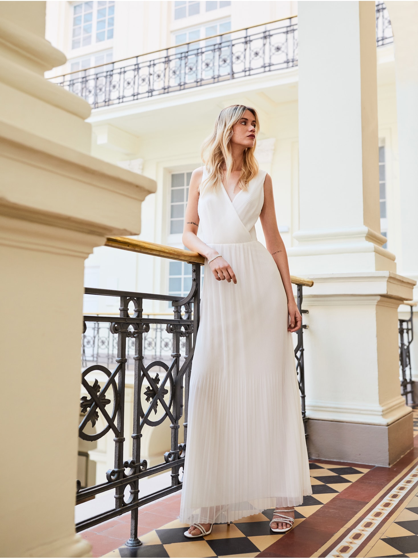 Plisowana sukienka maxi - kremowy - MOHITO - original1