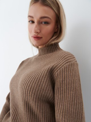 Sweter z niską stójką Eco Aware